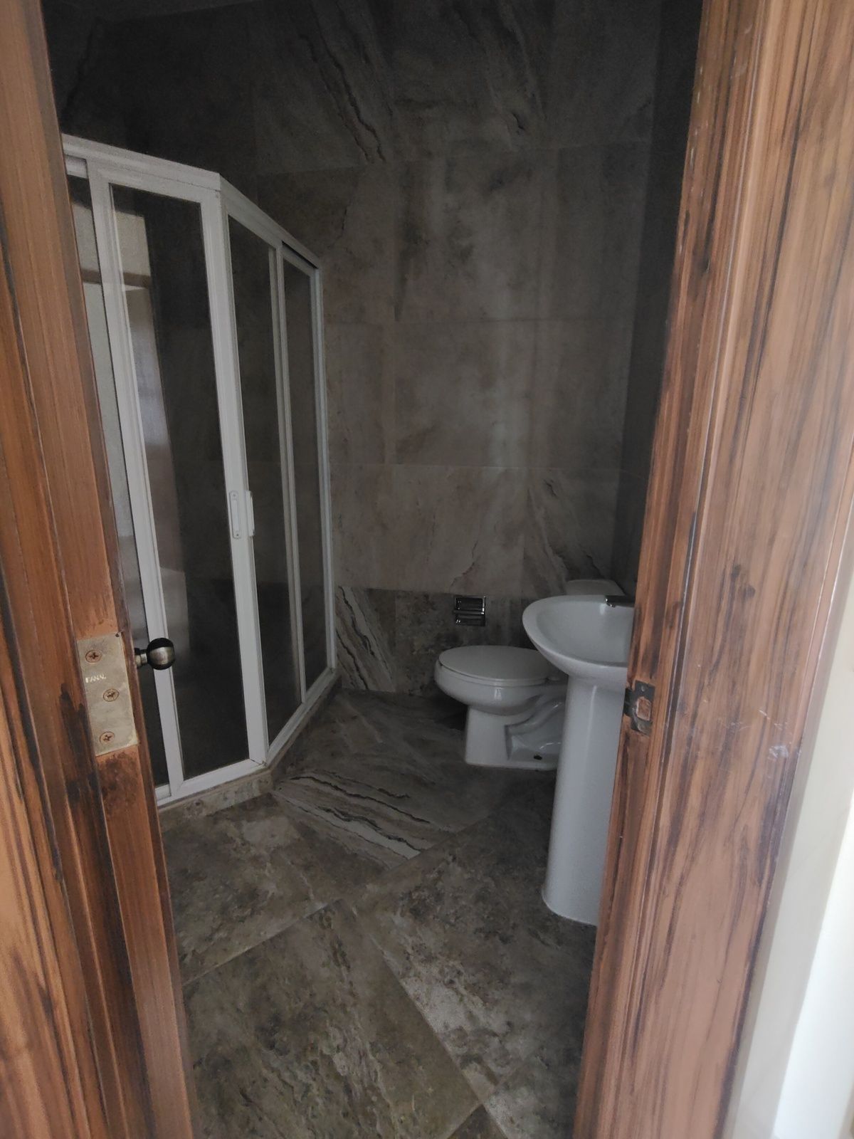 34 de 40: Baño cuarto de servicio