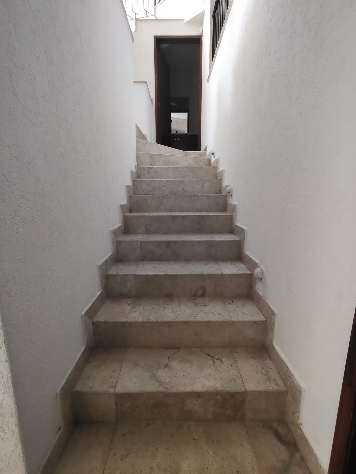 6 de 40: Escaleras para sala comedor
