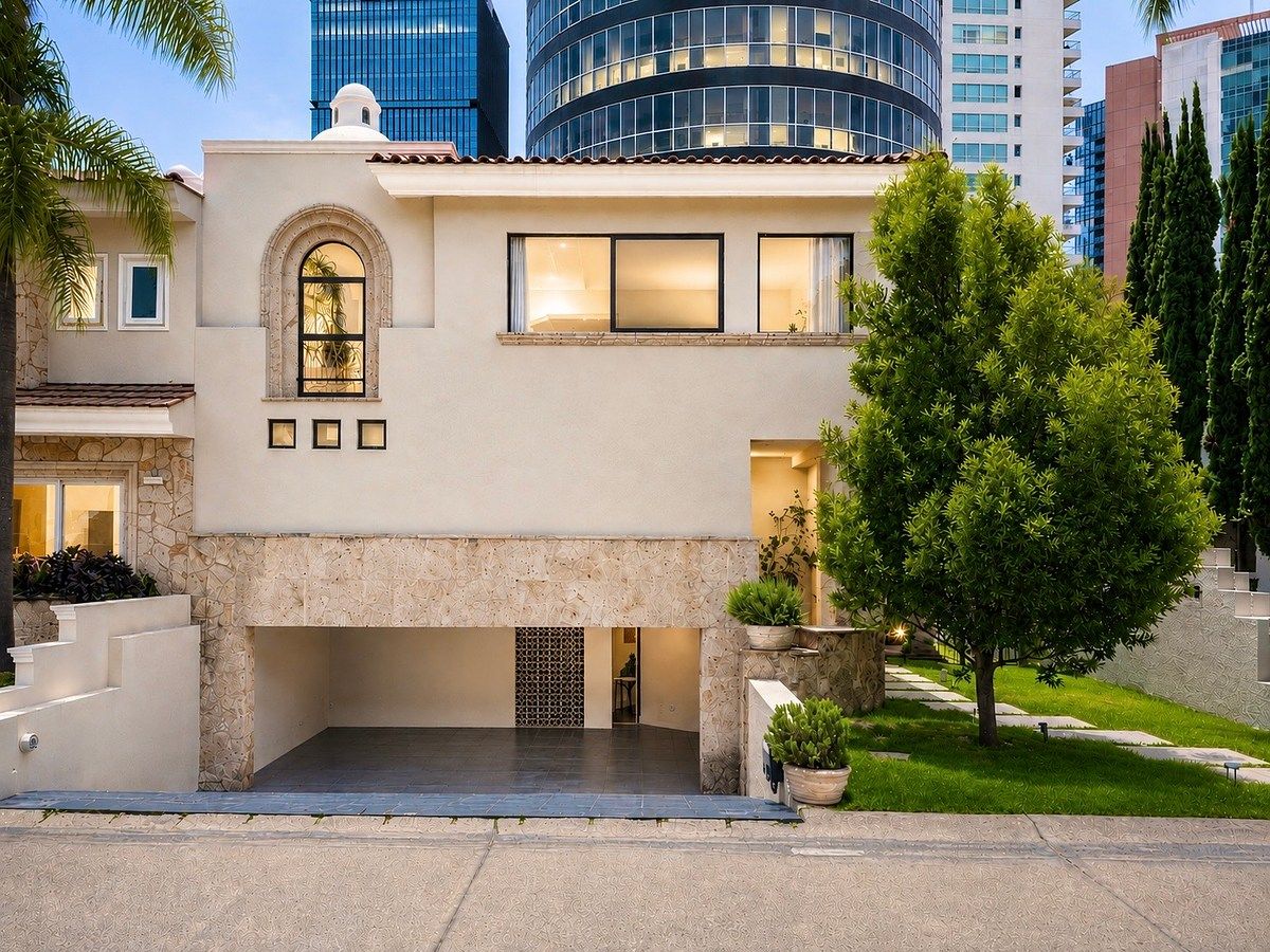 Casa en Venta en Puerta de Hierro con 410 m² de construcción, foto 1 de 17