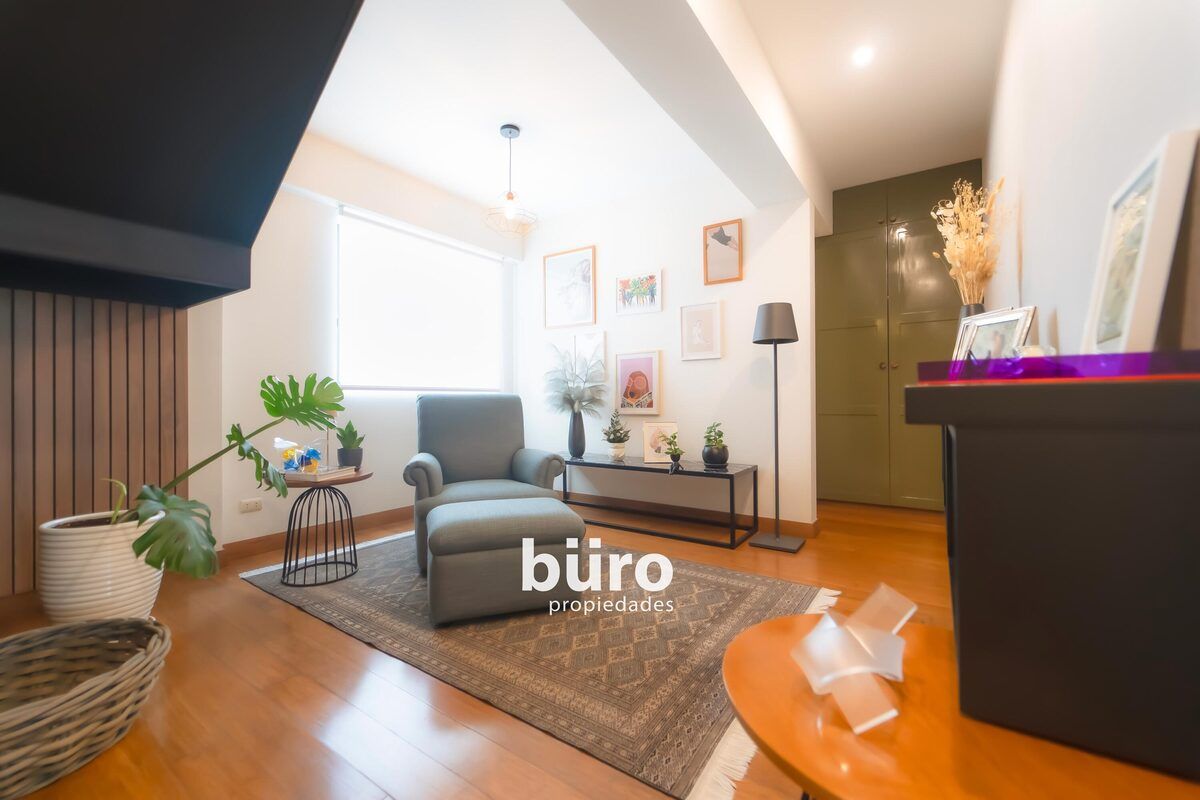 7 de 29: Sala de estar (dorm secundario N2) con baño en primer nivel.