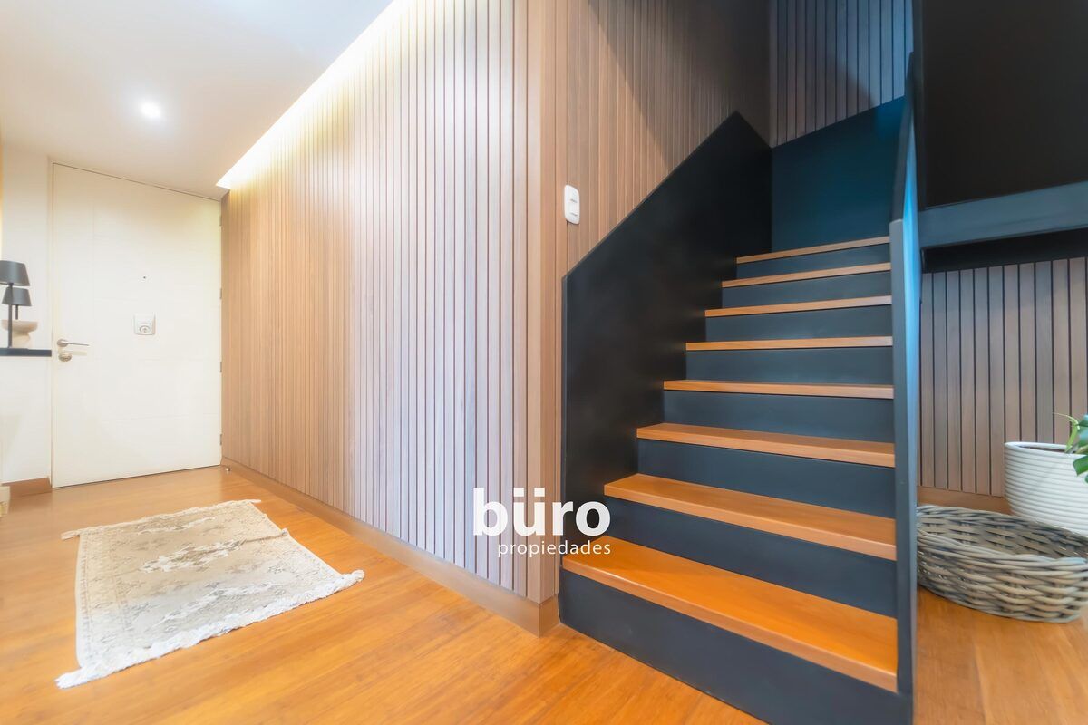 10 de 29: Escalera de metal con peldaños enchapados en madera.