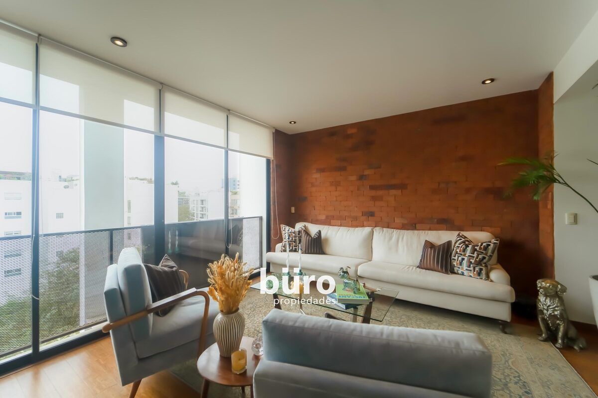 17 de 29: Sala principal con detalle pared rococho.