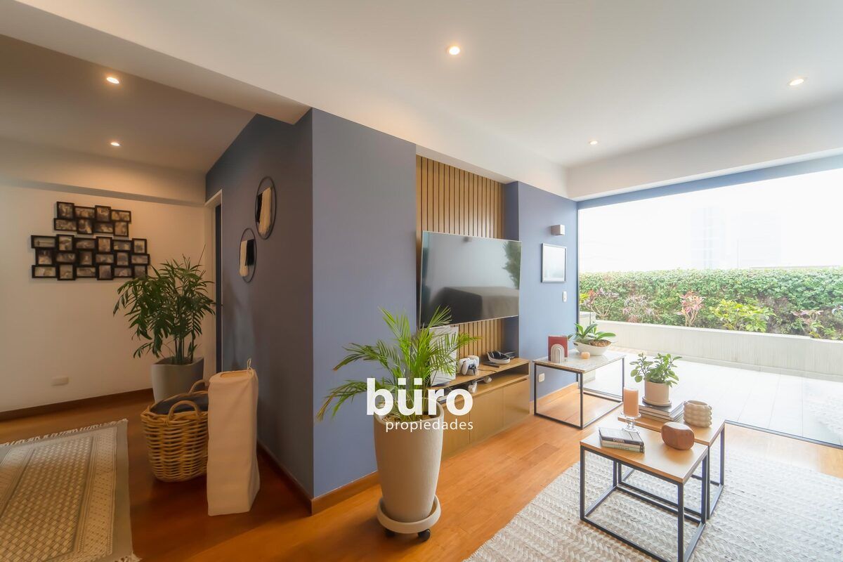 2 de 29: Sala de estar con acceso a la terraza.