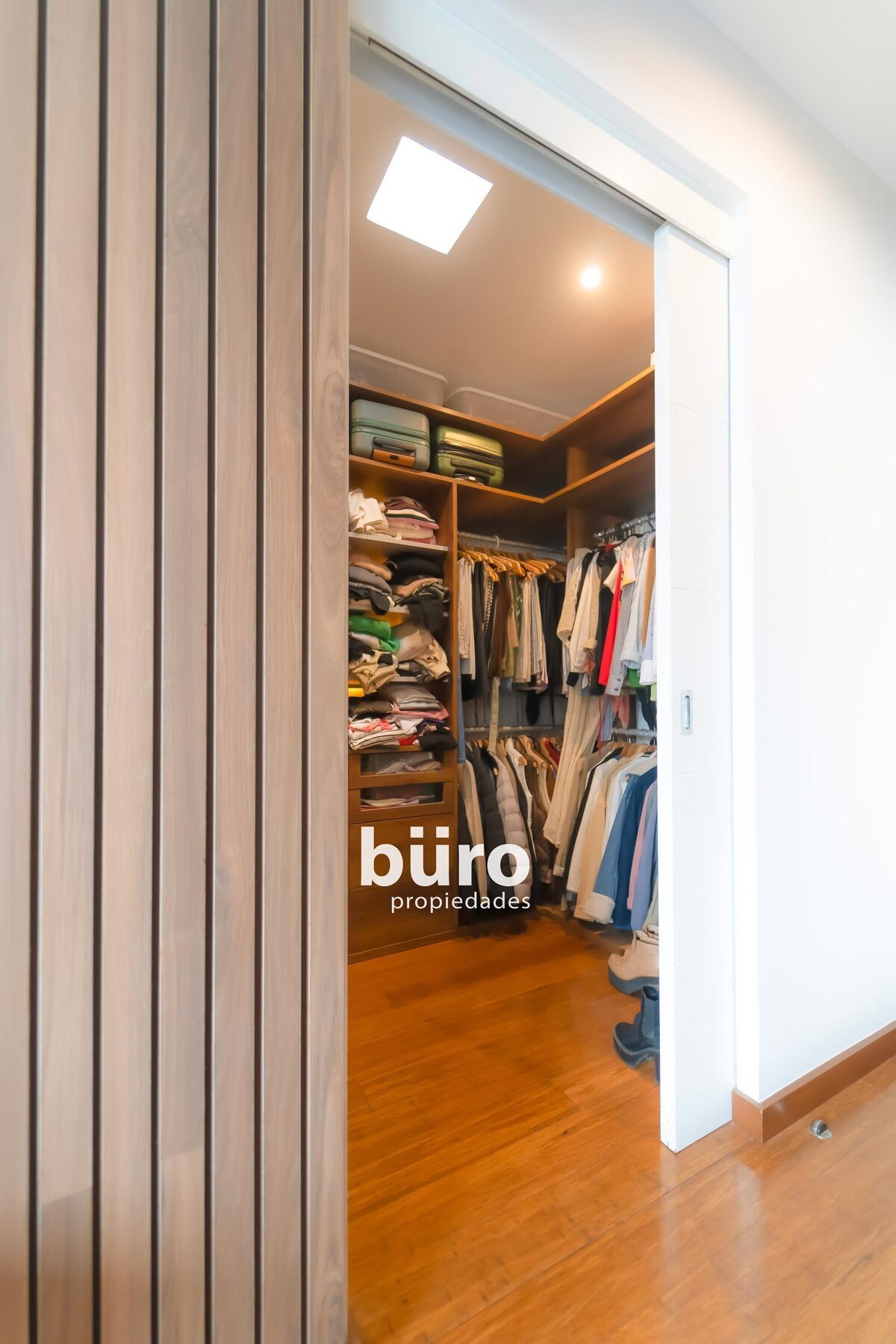 21 de 29: Walking closet dormitorio principal.