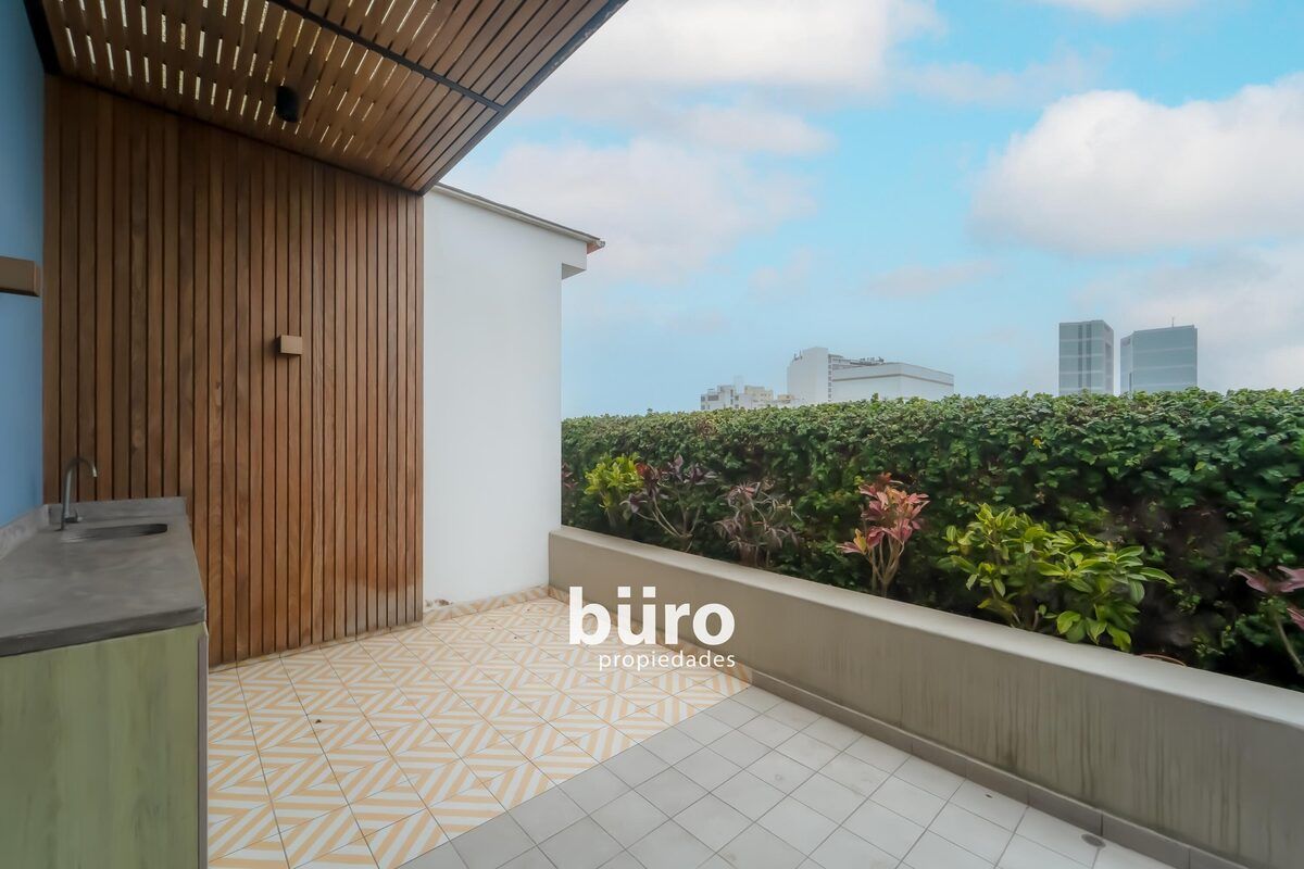 3 de 29: Terraza en segundo nivel.