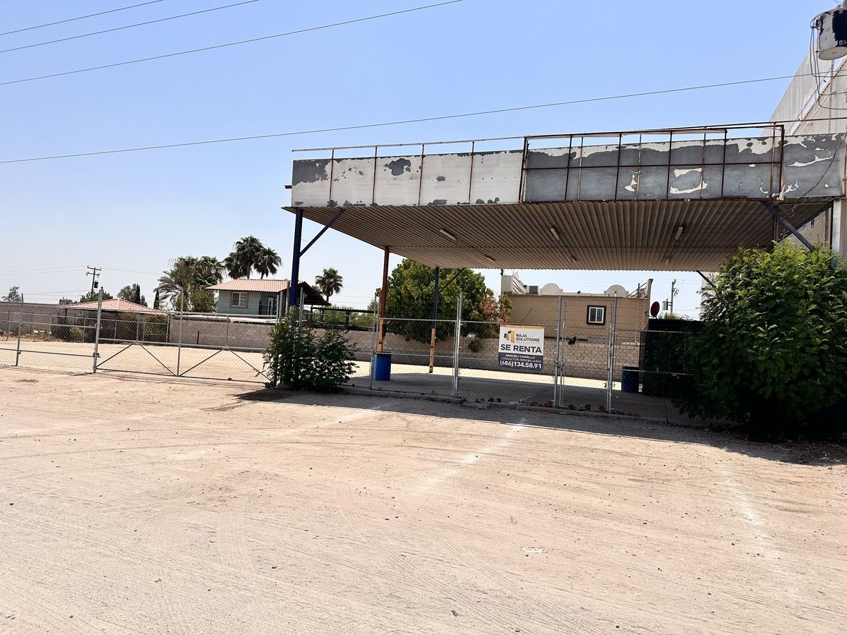 1 of 6: Fachada principal