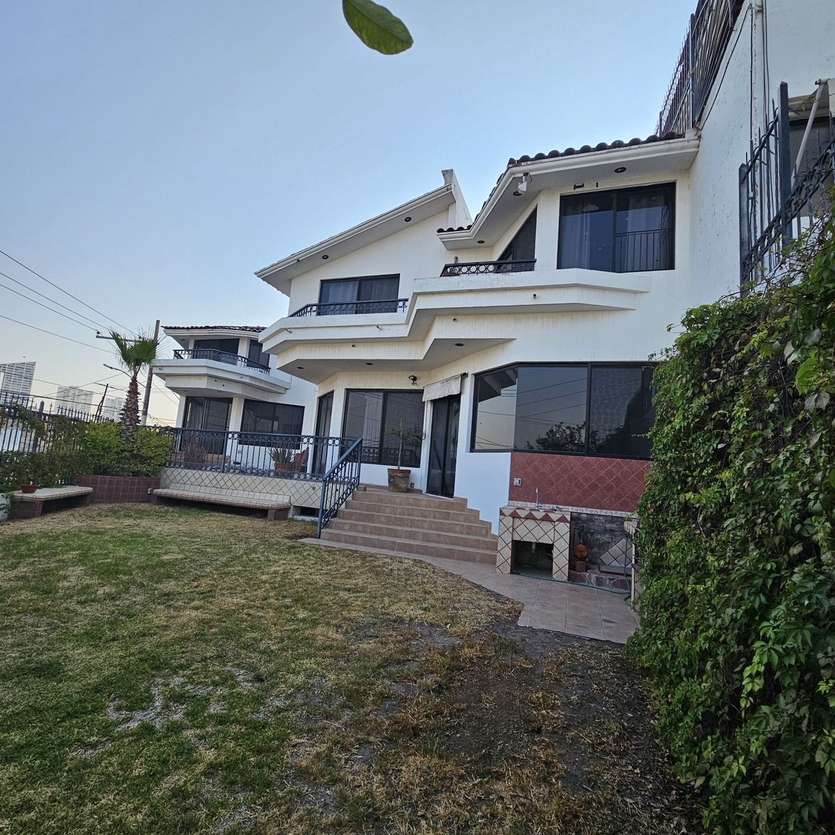 5 de 41: Vista de la Casa desde el Jardín.