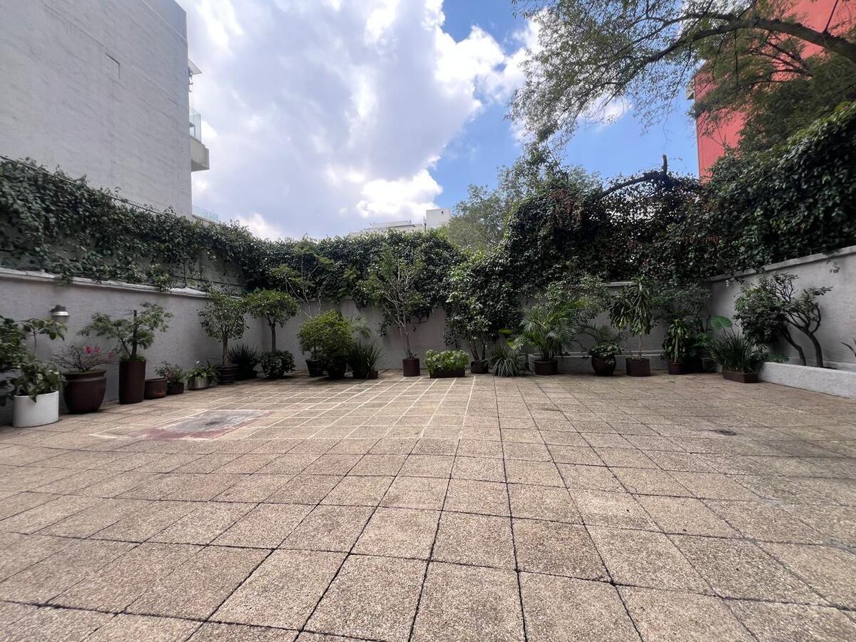 44 de 46: Patio de usos múltiples