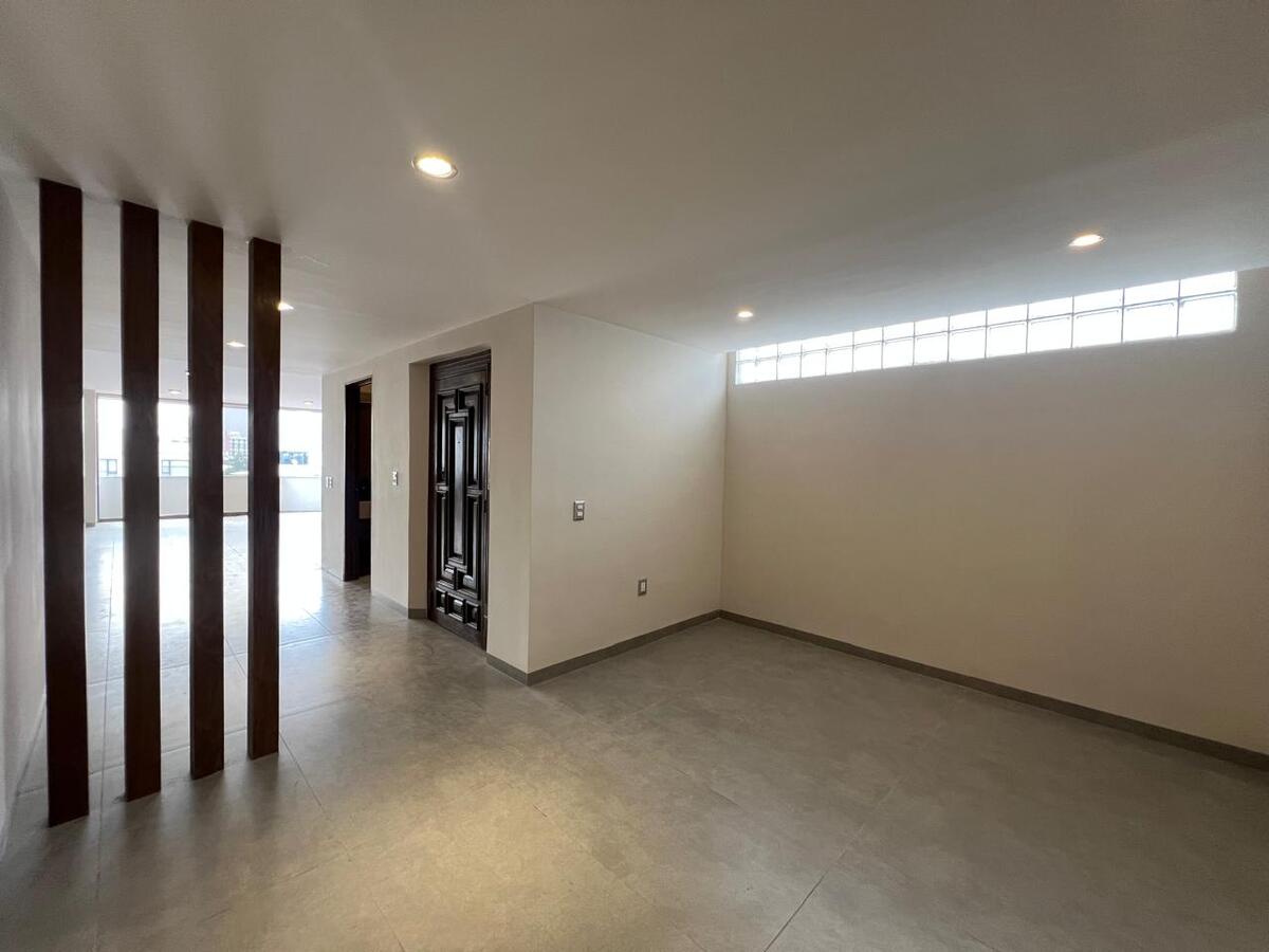 15 de 46: Family room o Estudio