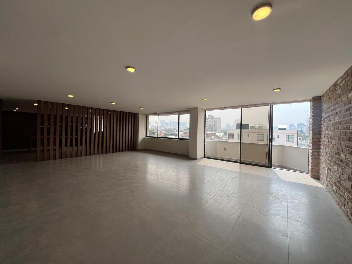 8 de 46: Sala comedor con balcón