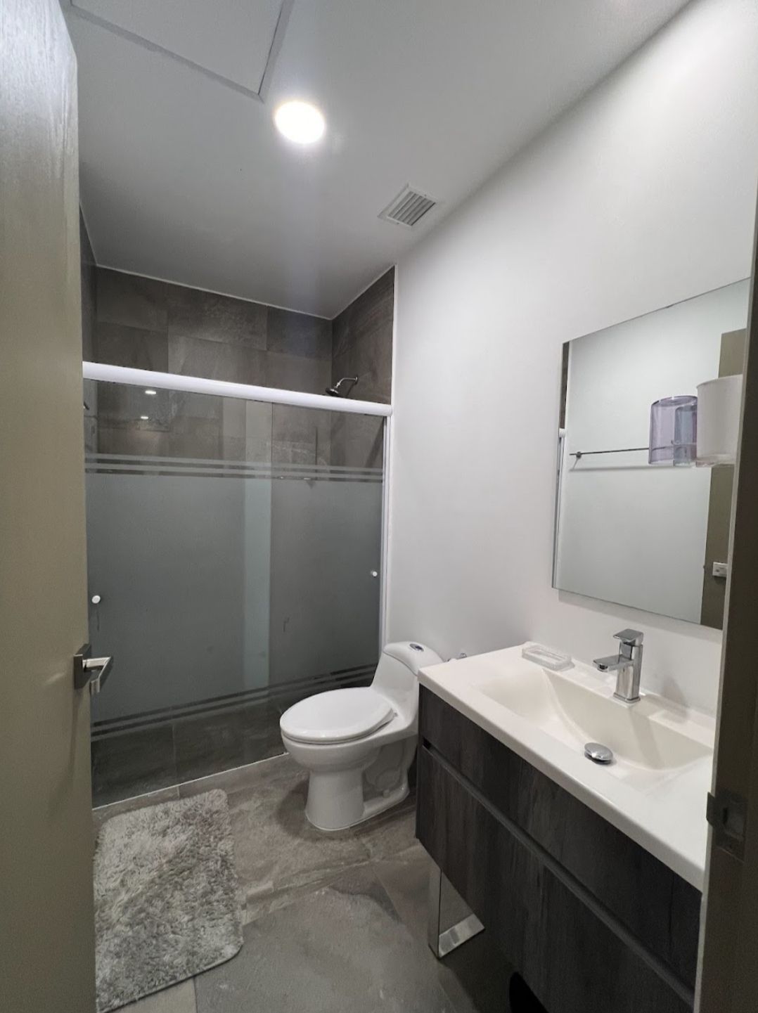 8 de 12: BAÑO COMPARTIDO REC 1 Y 2