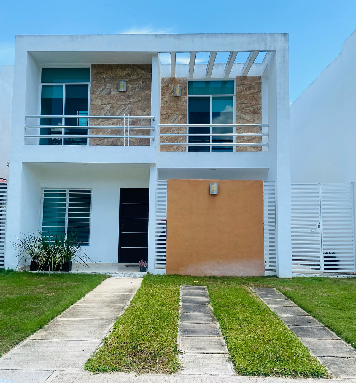 1 de 28: Fachada de la casa
