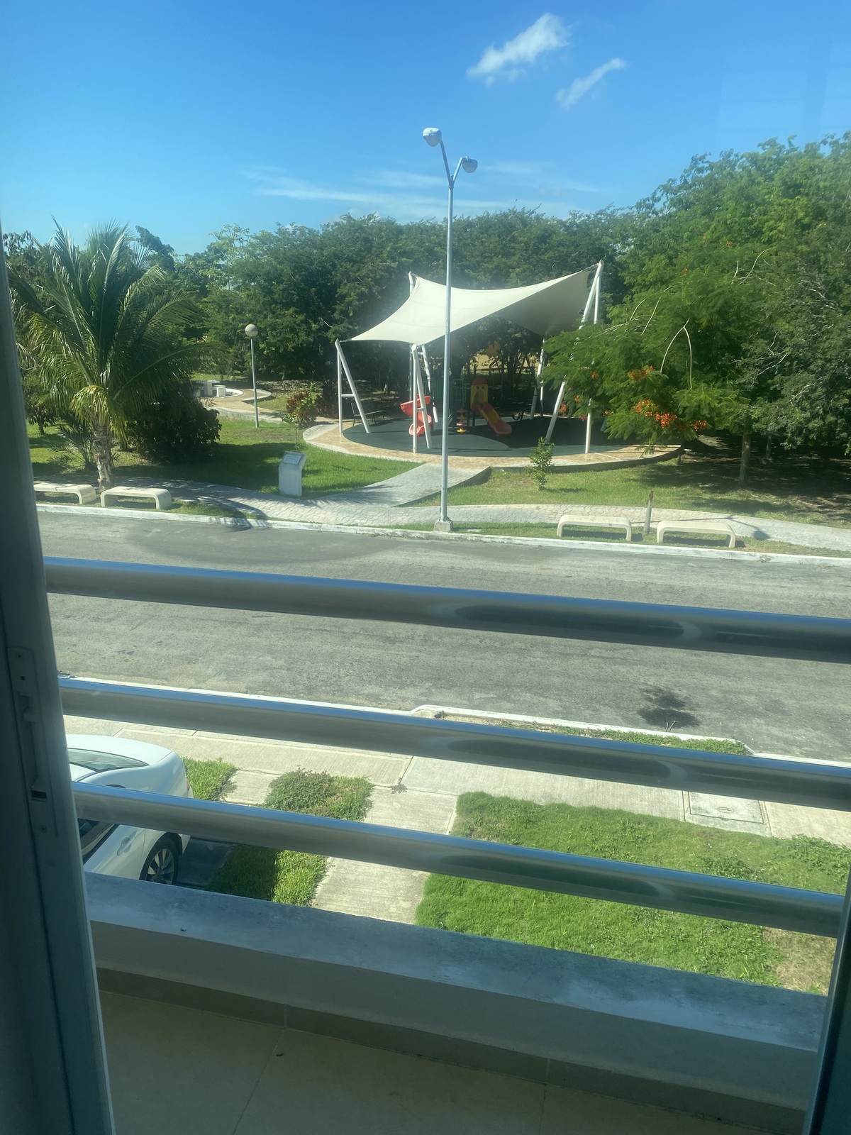 19 de 25: Parqueadero enfrente de l a casa