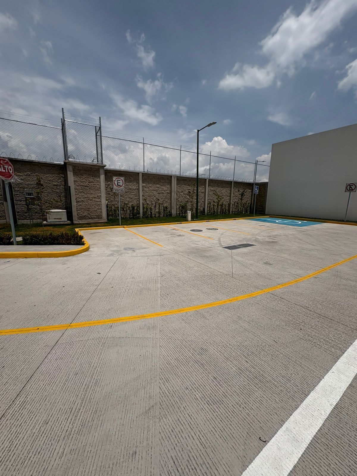 3 de 15: COMODOS CAJONES DE ESTACIONAMIENTO PARA VISITAS