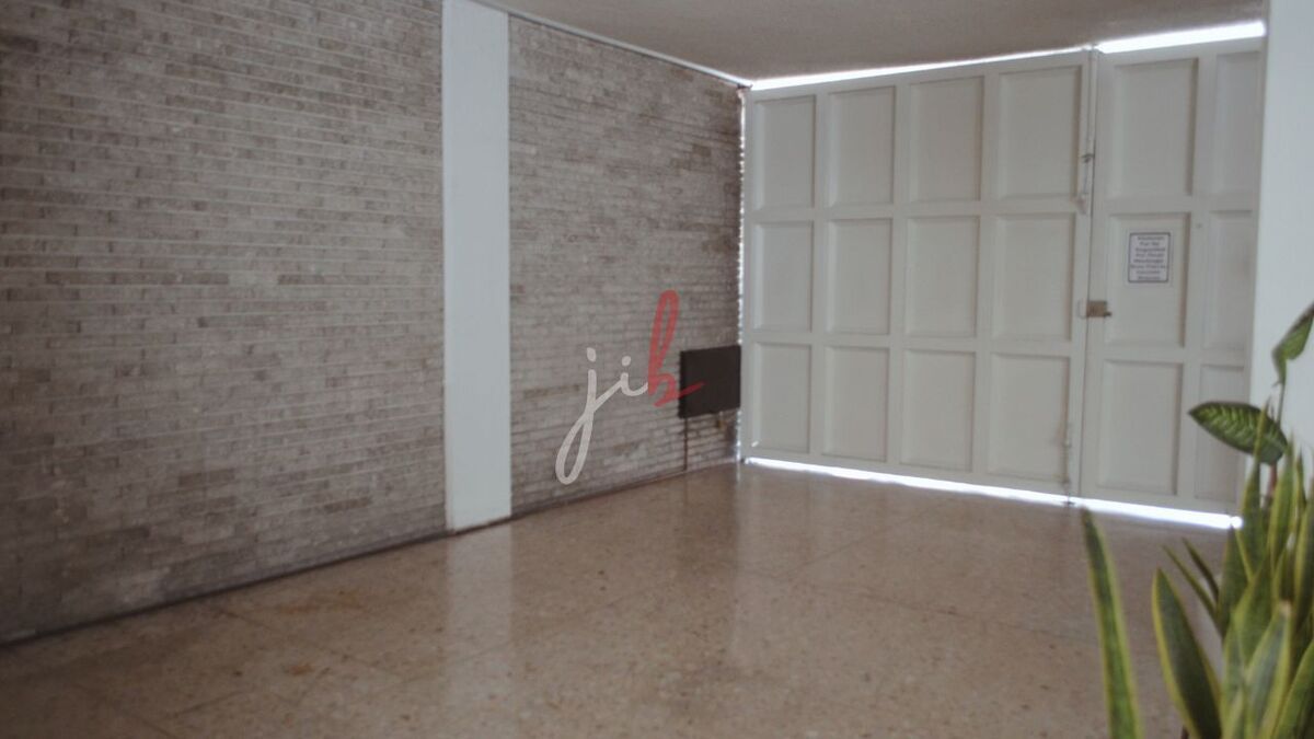 13 de 13: estacionamiento techado independiente