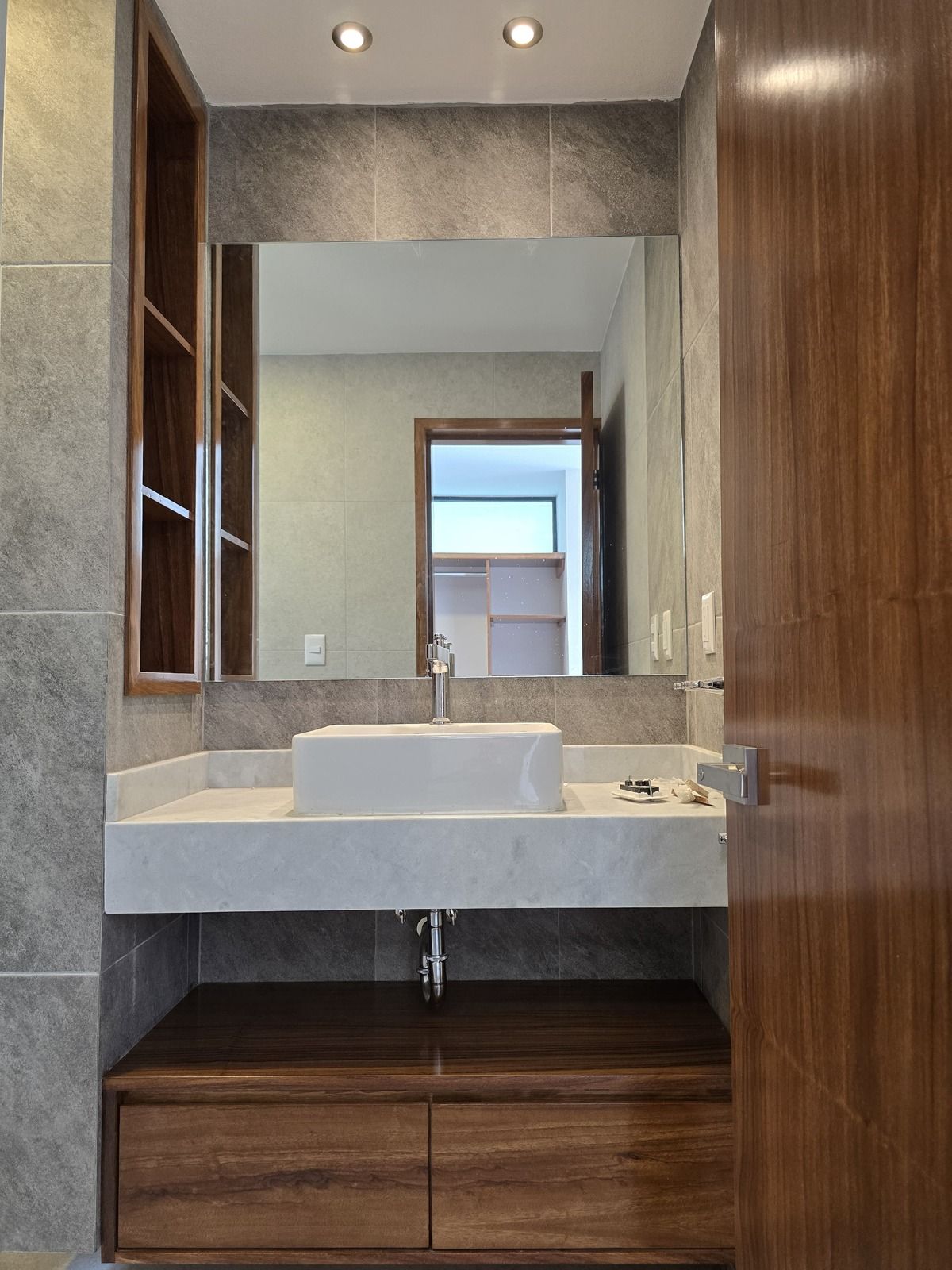 16 of 41: Baño completo recámaras principal