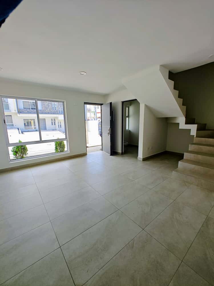 3 de 13: Sala y medio baño