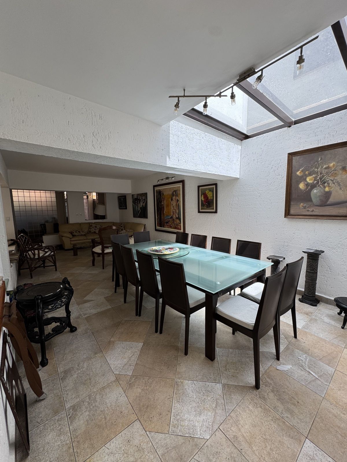 2 of 35: Comedor con luz natural
