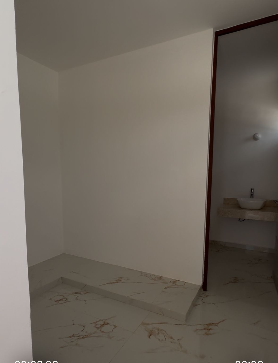 8 de 12: Medio baño de visitas