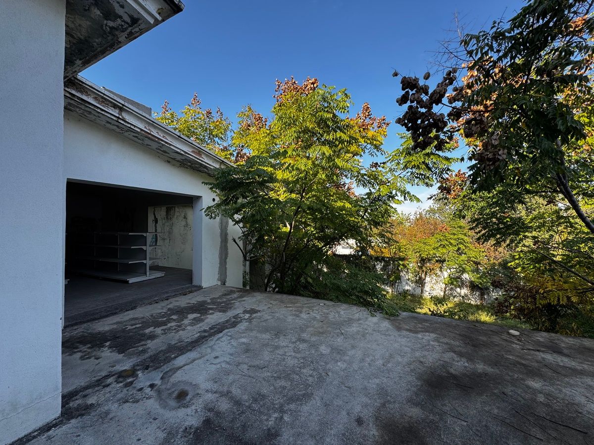 8 de 20: TERRAZA Y SALA VISTA A JARDIN