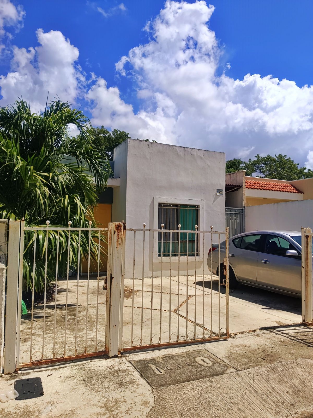 1 of 10: Fachada principal