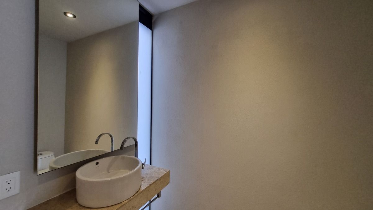 3 of 12: Medio baño