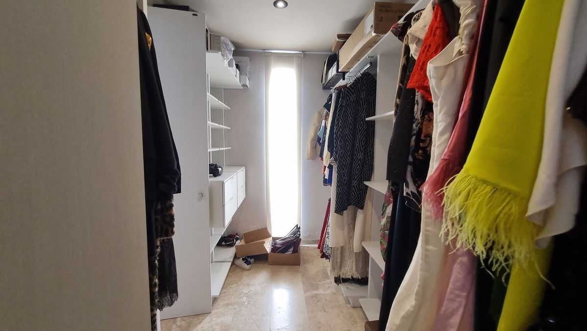 12 of 12: Vestidor
