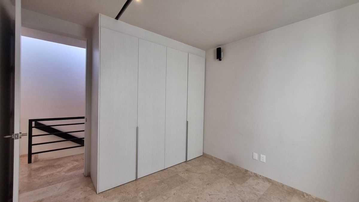 6 of 12: Habitación secundaria 1