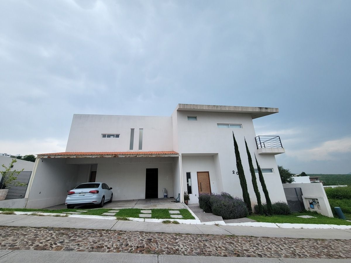 1 of 10: frente de la casa