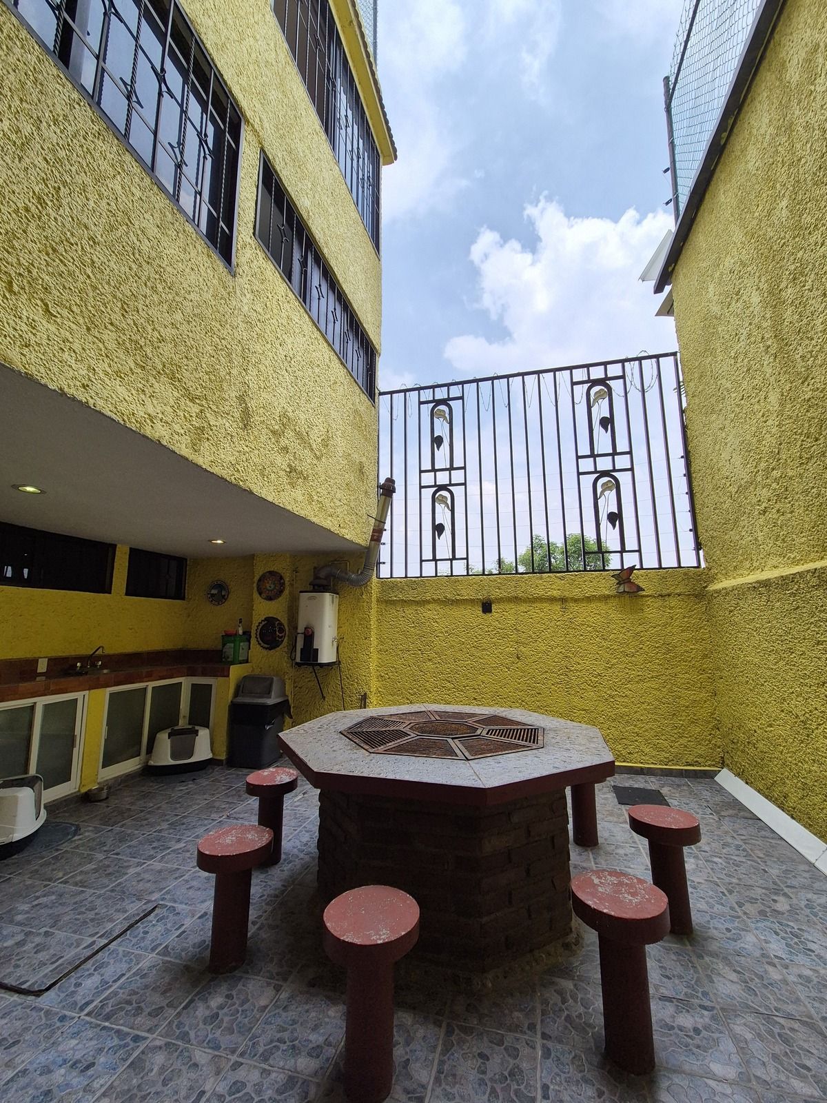 1 of 24: Terraza con asador
