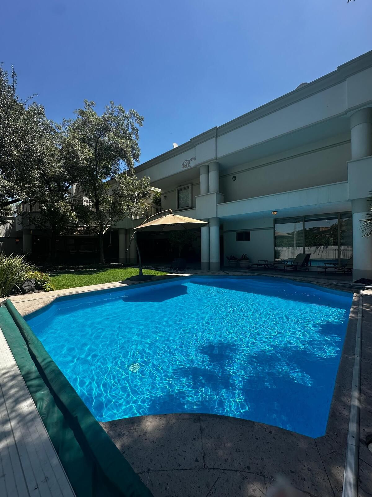 20 de 23: Alberca y jardín