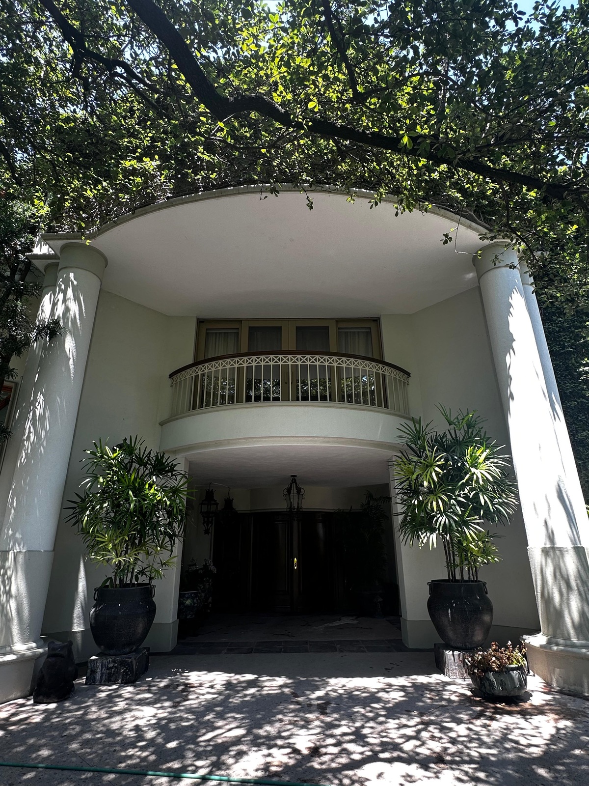 2 de 23: Puerta Principal