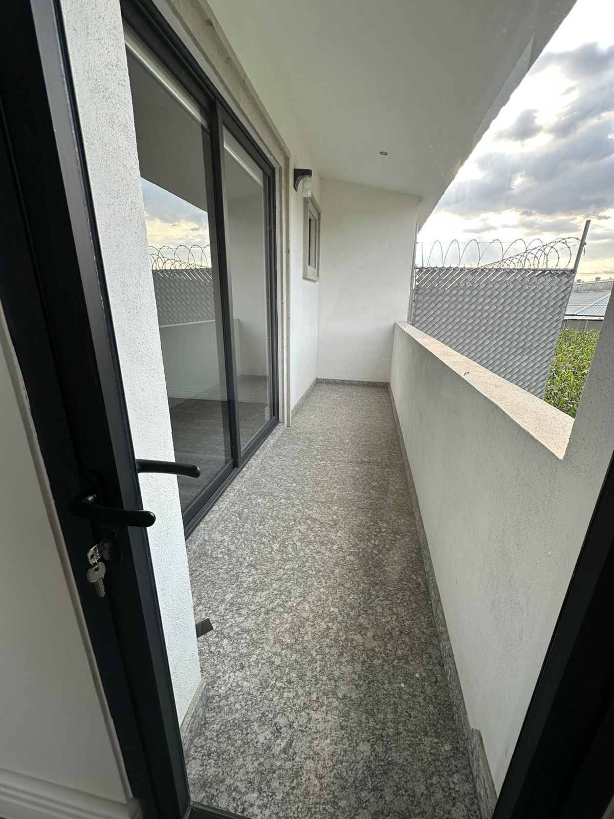 7 of 18: terraza compartida recámaras secundarias