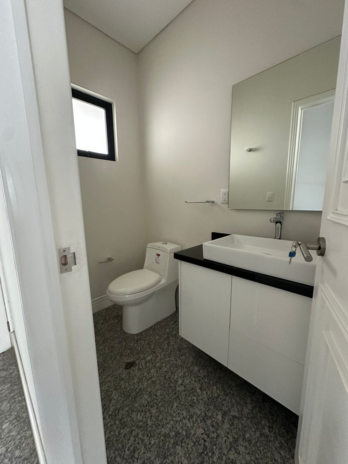 14 of 18: baño visitas