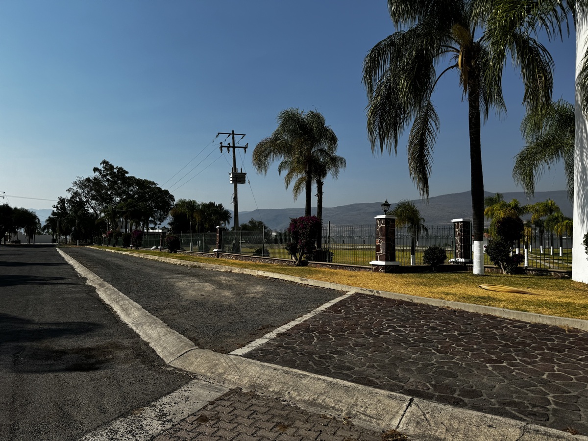 2 of 8: AREA DE LA LAGUNA