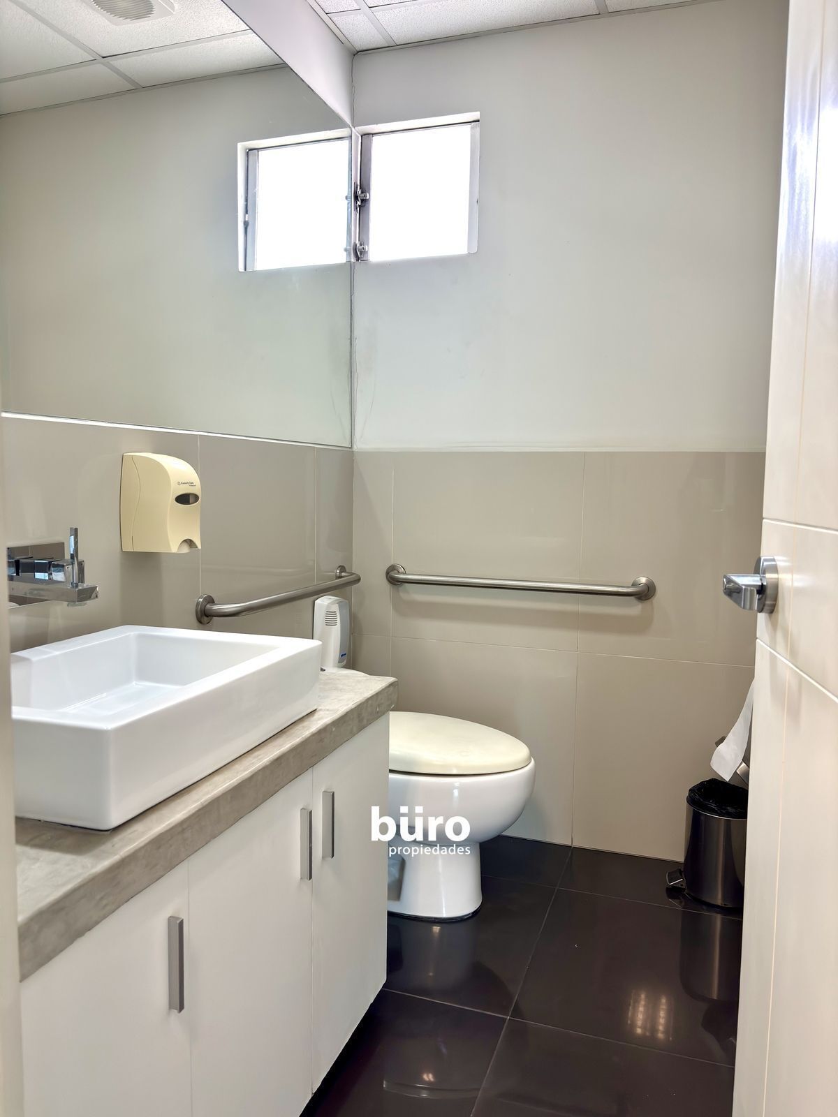 17 de 23: Baño 1 (Gerencia)