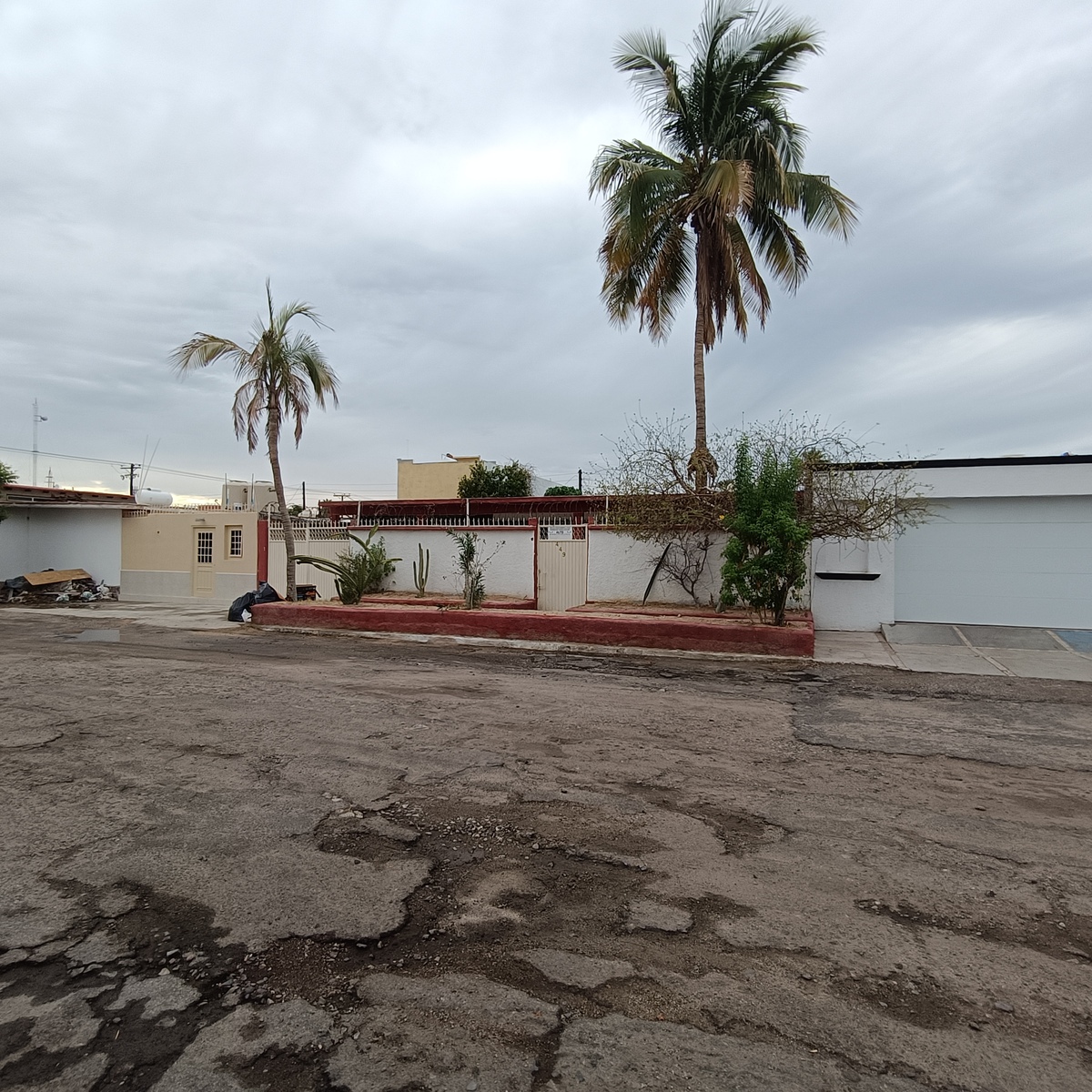 1 of 38: Fachada, sobre calle Durango