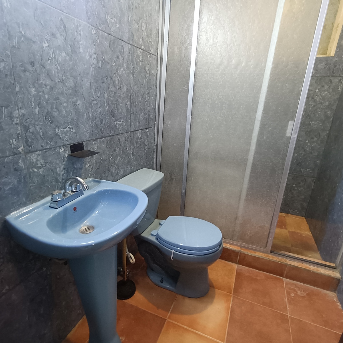 15 of 38: Baño compartido