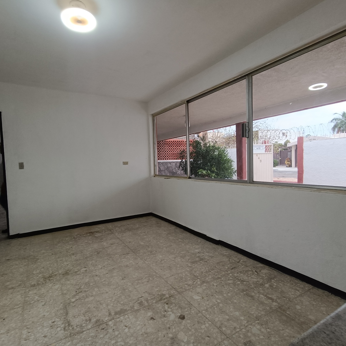 11 of 38: Cocina con vista al porche