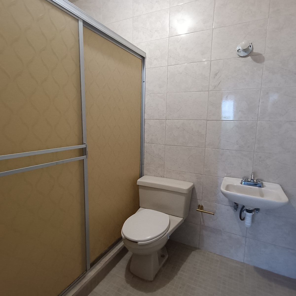 19 of 38: Baño completo, recamara principal