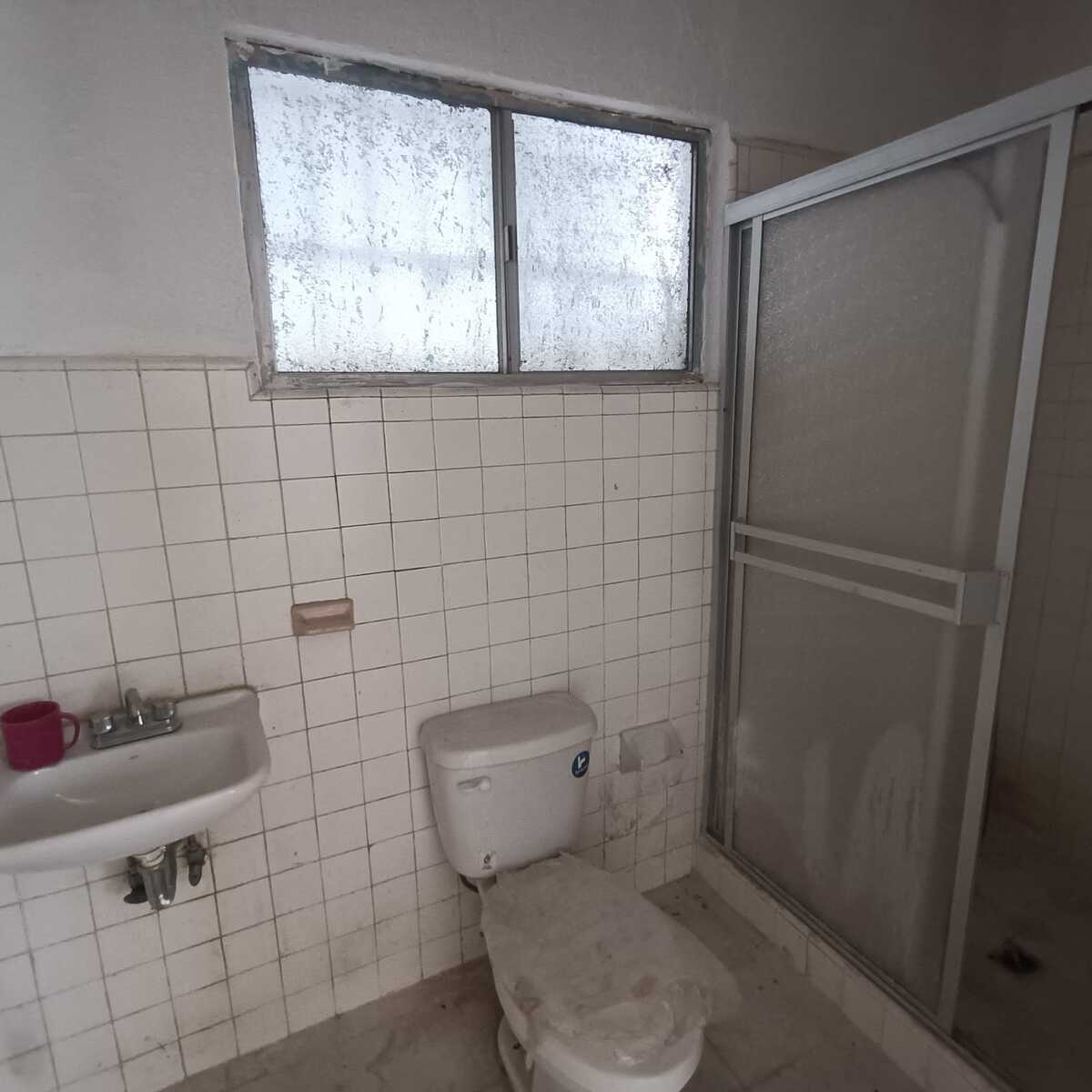 34 of 38: Baño completo, de cuarto de visitas