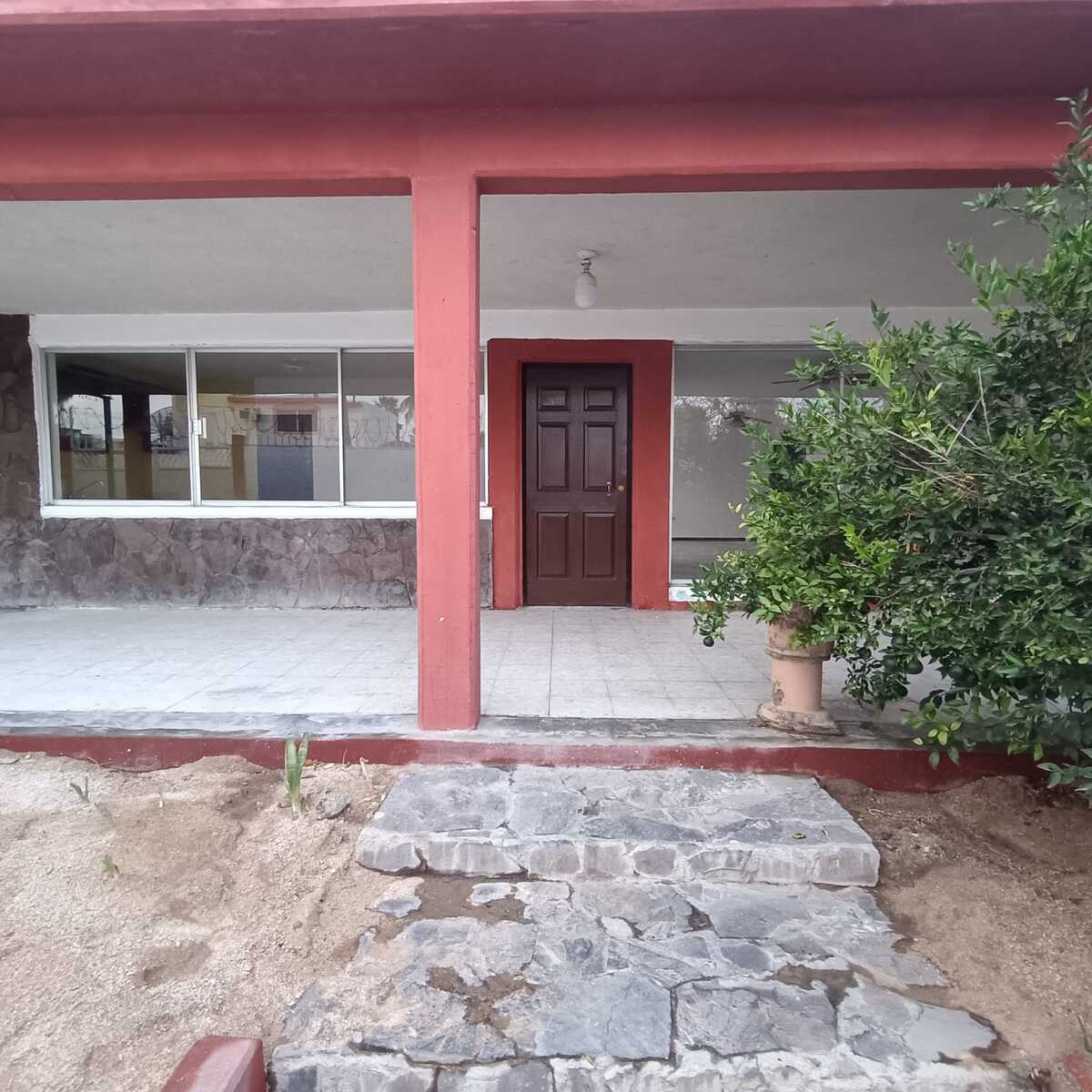 2 of 38: Entrada principal