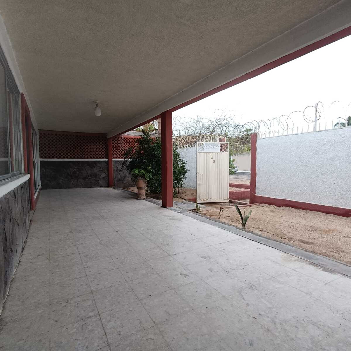 4 of 38: Porche y área de jardín