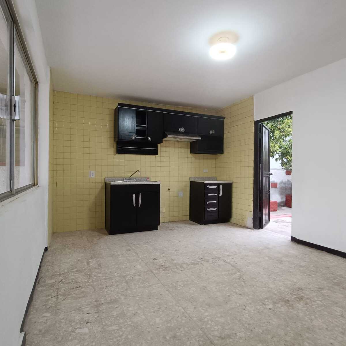 10 of 38: Cocina con acceso independiente