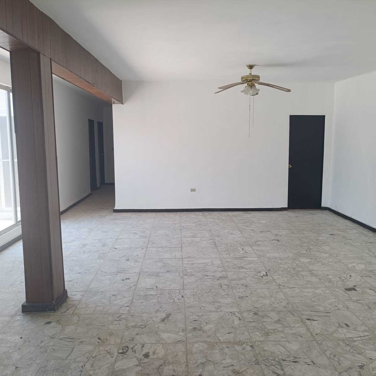 12 of 38: Área de sala comedor, distribuidor y bodega