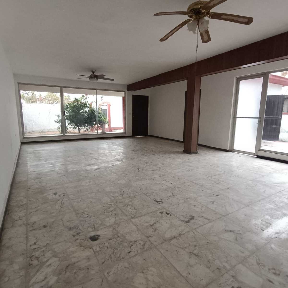 6 de 40: Sala comedor con ventanales