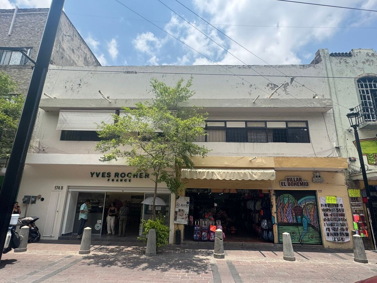 1 of 11: Fachada frontal . Lado Derecho