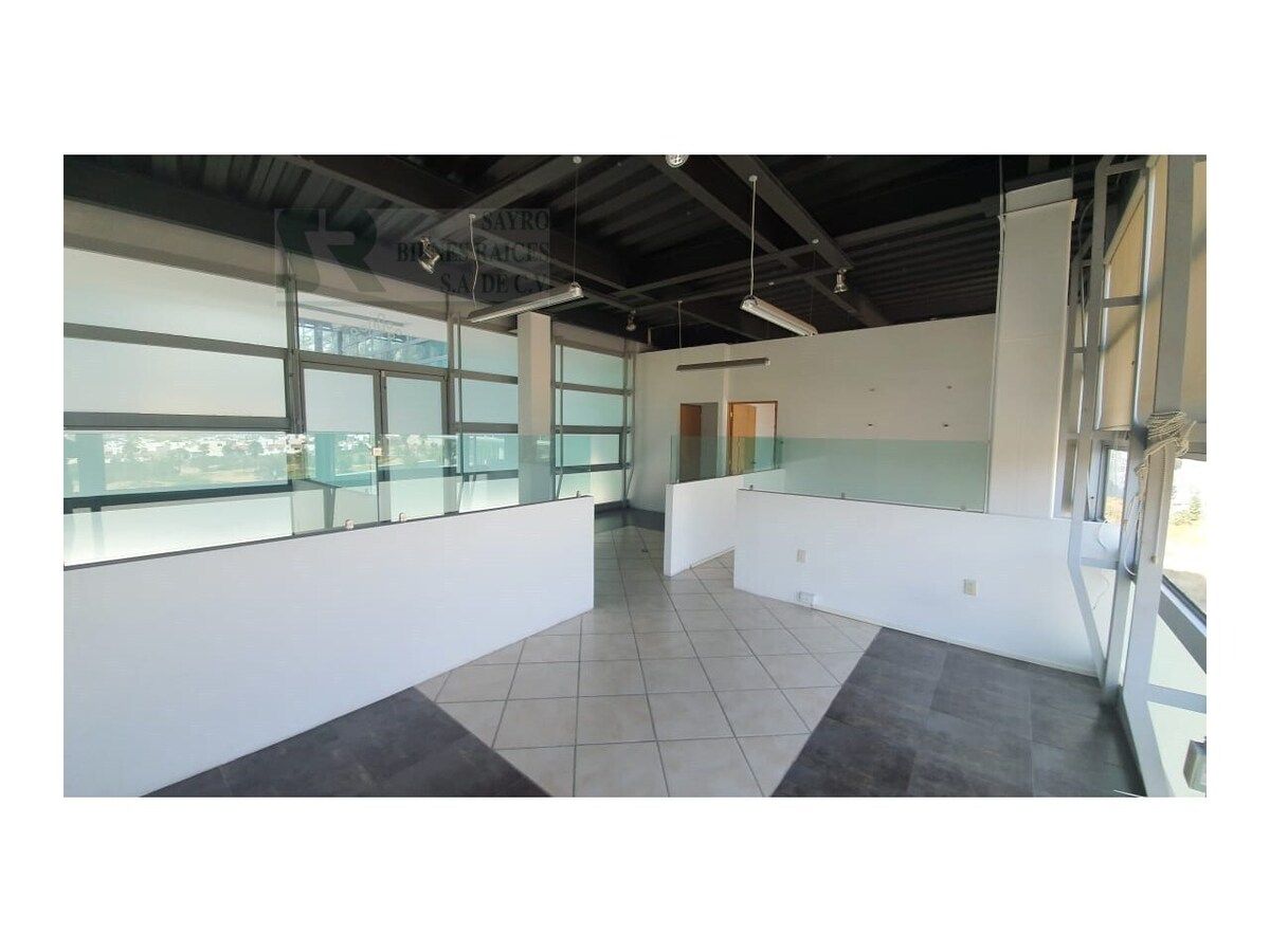 2 de 9: Interior Oficina con Divisiones.