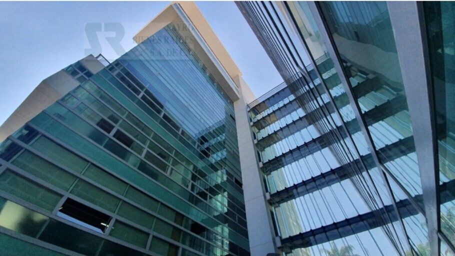 3 de 9: Edificio Corporativo