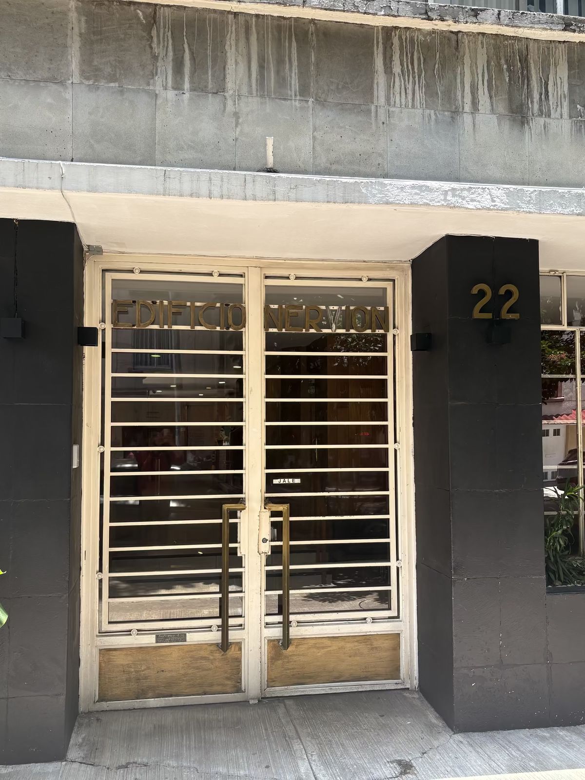 3 of 25: Entrada al edificio